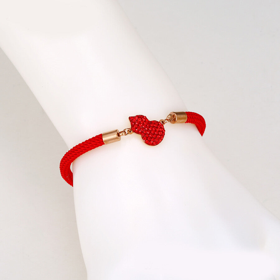 Rotes String-Armband mit Katzensymbol